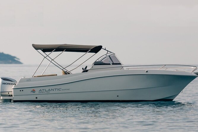4h trip from Dubrovnik to the Elafiti islands with Atlantic 750 - Drinks, onboard music, and the small comforts that make it feel luxurious