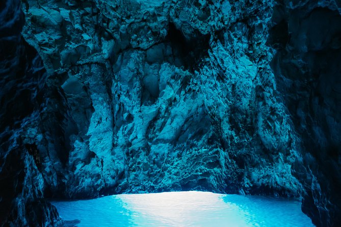 Blue Cave Small-Group Boat Tour from Dubrovnik - Motion, waves, and the entrance and exit challenge