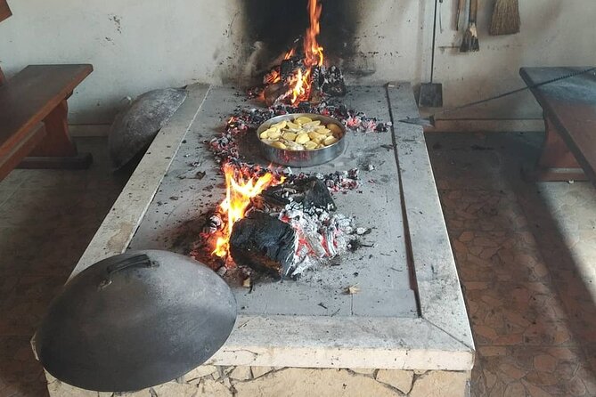 Croatian Traditional Cuisine: Peka Cooking Lesson - The meal moment: wine, finishing flavors, and what to eat first