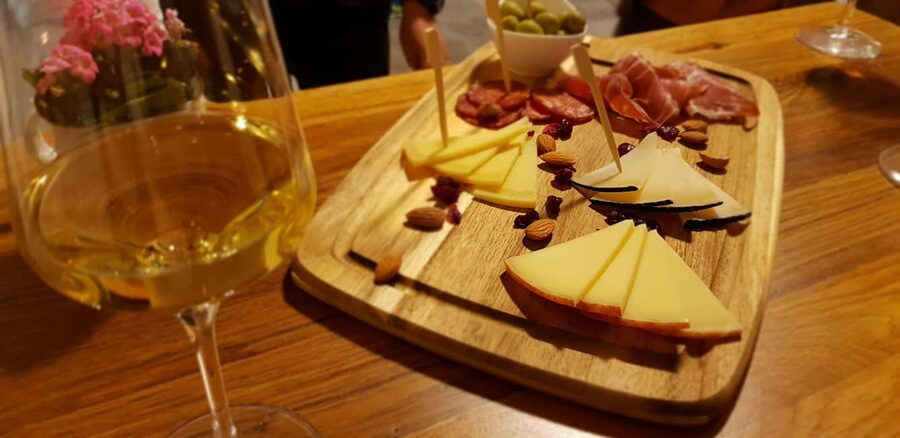 Dubrovnik: Croatian Food, Wine & Old Town Highlights Tour - The Old Town Walks Between Food Stops: Architecture With Human Stories