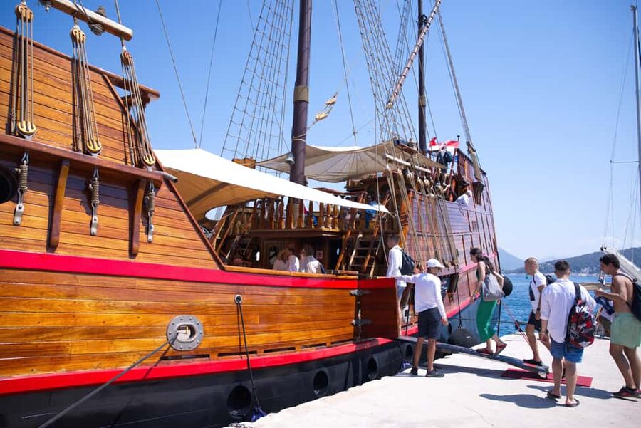 Dubrovnik: Elaphite Island Hopping Cruise on Karaka Ship - Lunch on Lopud: budget 20-25€ and pick based on where you want to be