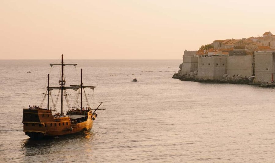 Dubrovnik: Galleon Sunset Cruise with a Live Guide & Drink - Where you meet (and how to avoid the boarding stress)