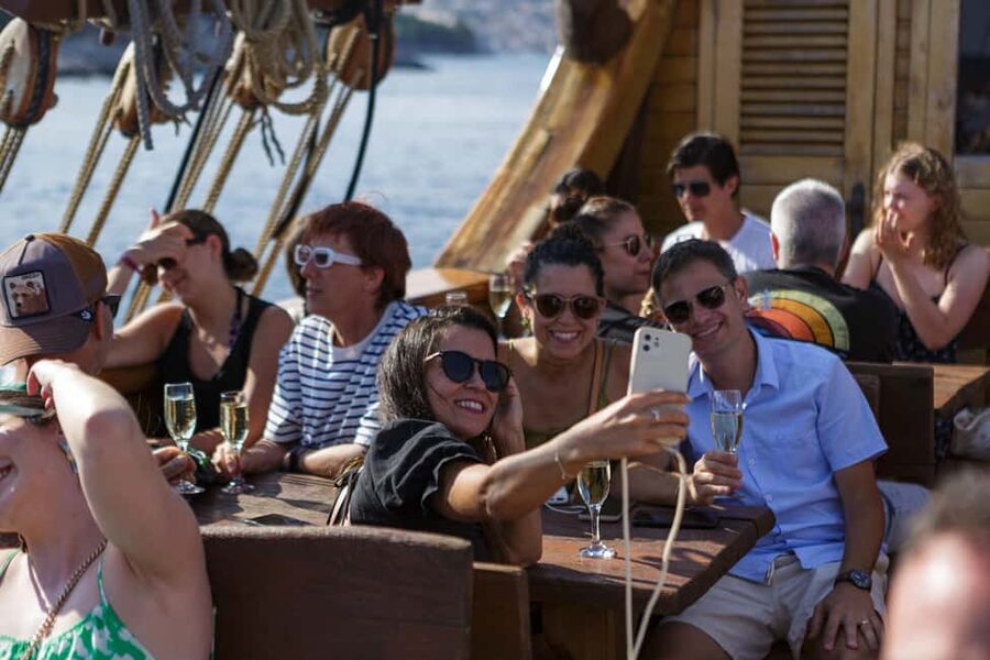 Dubrovnik: Galleon Sunset Cruise with a Live Guide & Drink - What the live guide actually does for your experience