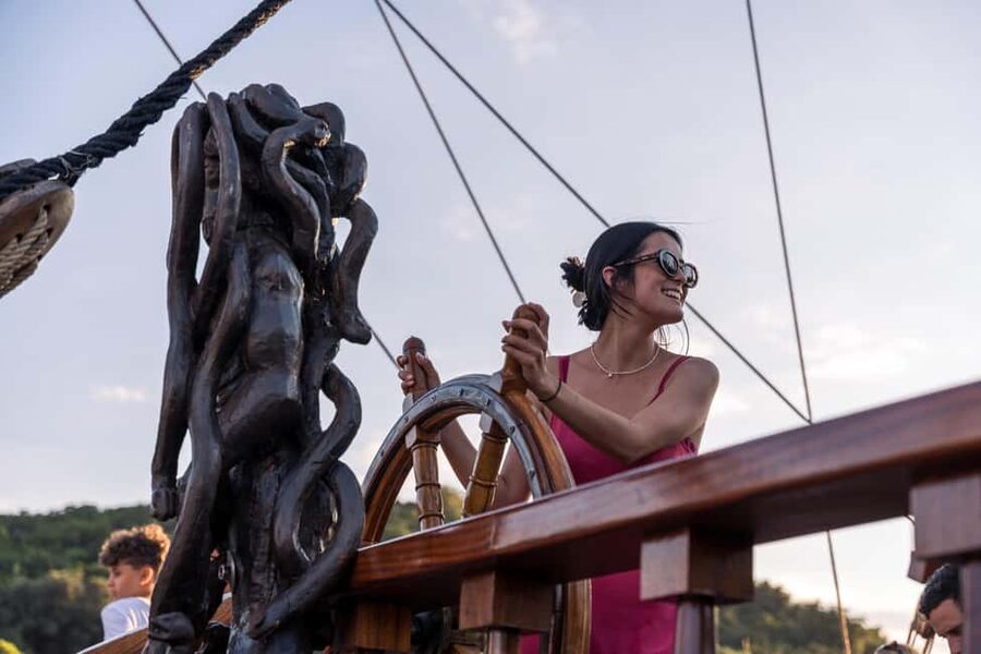 Dubrovnik: Galleon Sunset Cruise with a Live Guide & Drink - Welcome drink, Wi-Fi, and onboard comfort details that matter