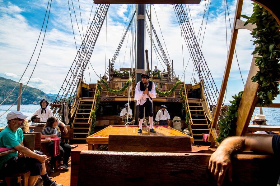 Dubrovnik: Galleon Sunset Cruise with a Live Guide & Drink - Food and extra drinks: how to plan your spending