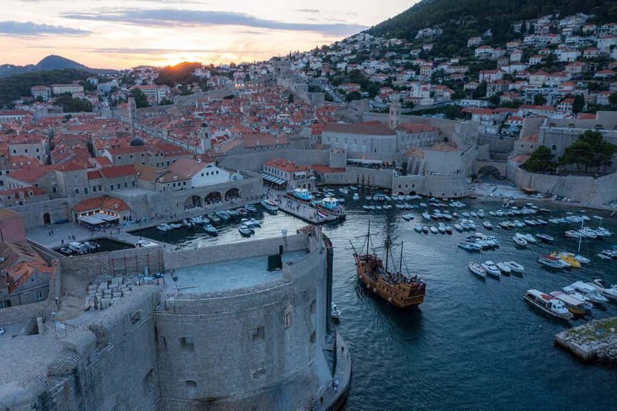 Dubrovnik: Galleon Sunset Cruise with a Live Guide & Drink - Things to watch for: sound, crowds, and the weather reality