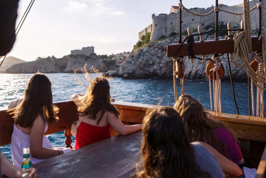 Dubrovnik: Galleon Sunset Cruise with a Live Guide & Drink - The 1.5-hour sunset route: Dubrovnik Old Town, islands, and the changing light