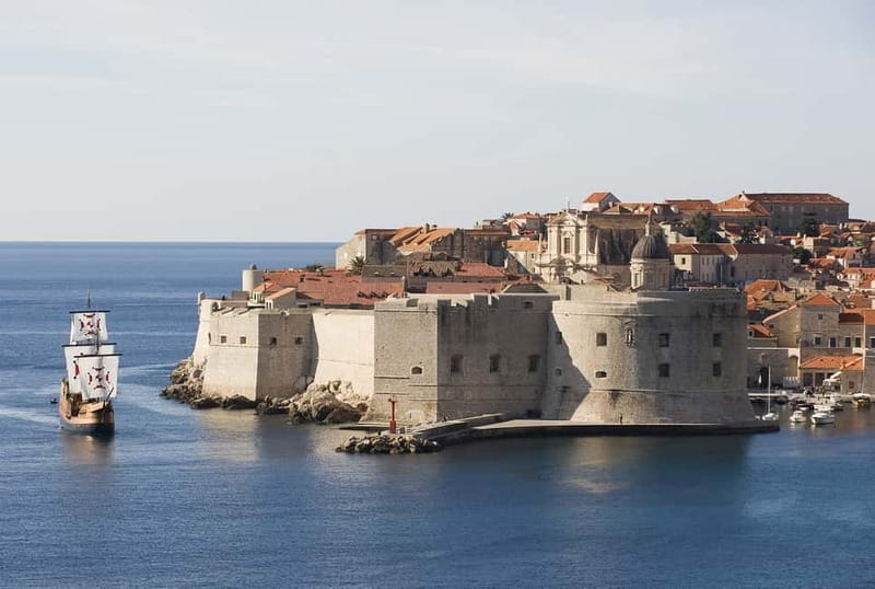 Dubrovnik: Karaka - Game of Thrones Cruise & Walking Tour - Dragon Blood cocktail and the onboard vibe