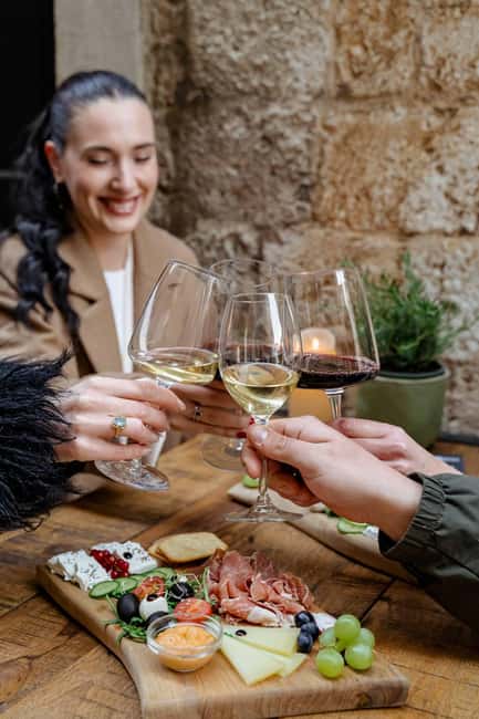 Dubrovnik Old Town: Night tour with History, Wine & Bites - Meeting at Velika Onofrijeva Fountain, Inside the Walls