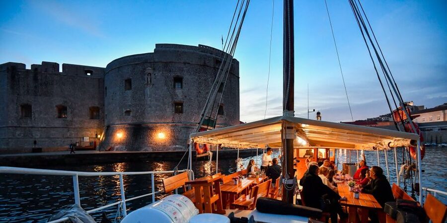 Dubrovnik: Panoramic Sunset Cocktail Cruise Around Old Town - Atmosphere on a smaller boat: why you feel part of it