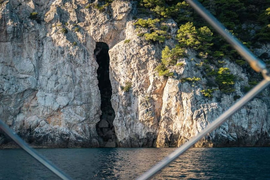 Dubrovnik: Private speedboat tour of Elafiti islands - Skipper, comfort, and drinks on board Baldiva