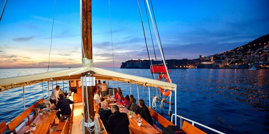 Dubrovnik: Sunset Dinner Cruise around the Old Town - Getting to the White Boat at Dubrovnik Boat Old Port