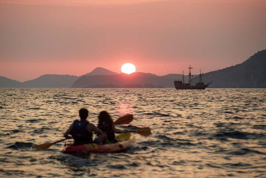 Dubrovnik: Sunset Kayaking and Snorkeling Tour - Meeting at Pile Bay and Getting Set Up Fast