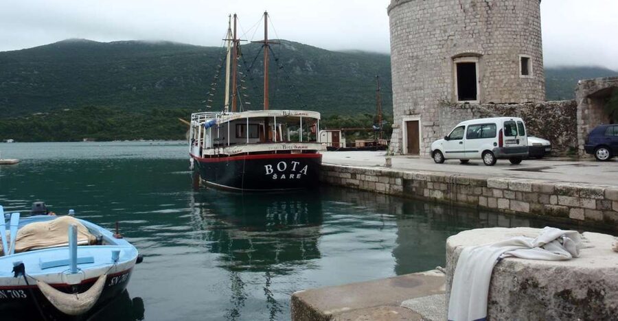 From Dubrovnik: Mali Ston Oyster Paradise Tour with Transfer - Why Ston and the Mali Ston oyster farm work so well together