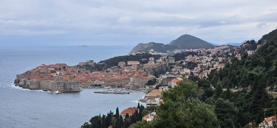 From Split: Dubrovnik Day Trip incl. Stop in Ston - Ston first: walls, a food stop, and 2 hours that go fast