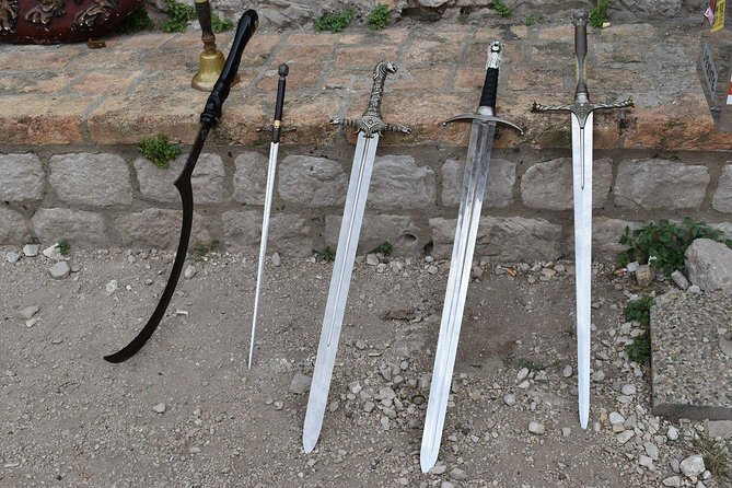 Game of Thrones Extended Tour with Swords and Props - Stop 1: Amerling Fontana, the quick Lannister banner moment