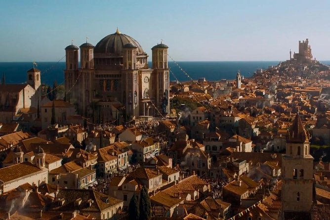 Game of Thrones Extended Tour with Swords and Props - Stop 4: Pile Gate, Jaime’s return and the Joffrey riots energy