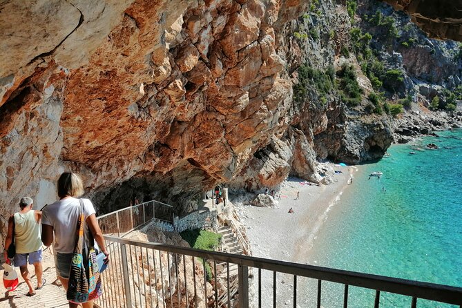 Picnic on Croatian Secret Beach - Arriving under the cliffs: a beach with no loungers and no distractions
