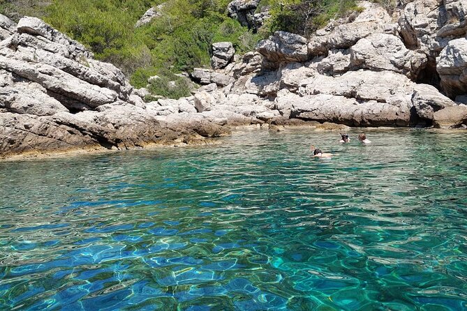 Rent a small boat without skipper - explore the islands and find hidden caves - Choosing caves and coves, including a Blue Cave stop