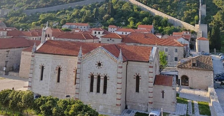 Ston private walking tour with the walls and saltworks visit - Meet your guide and get oriented in old Ston