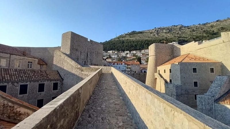 Sunset Wall Walk: 75-Minute Guided Tour & Free Exploration - Where you meet and how the 75 minutes actually feel